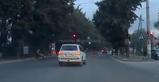 Водитель внедорожника «Тойота» не стал уступать дорогу женщине с детской коляской и проехал на красный сигнал светофора <i>(видео)</i>