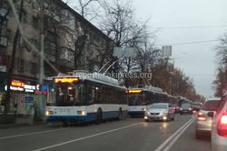 Фото — На улице Абдрахманова из-за обрыва контактных линий остановились троллейбусы