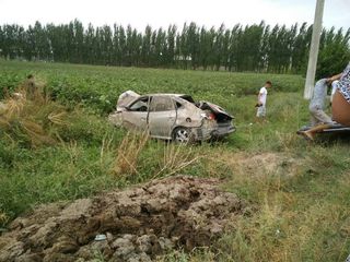 В Кара-Суйском районе в результате ДТП машина перевернулась несколько раз, погиб пассажир, водитель доставлен в больницу <b><i>(фото)</i></b>