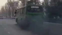 По улицам Бишкека автобус №9 сильно дымит и создает плохую видимость (видео)