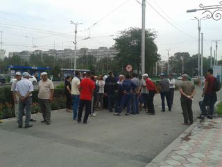 Ряд жителей новостройки, расположенной возле городской свалки, собрались у мэрии Бишкека