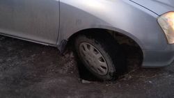 На Малдыбаева из-за отсутствия решетки ливнеприемника провалилось колесо автомобиля <i>(фото)</i>