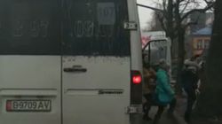 Видео — Водитель столичной маршрутки высадил пассажиров в неположенном месте