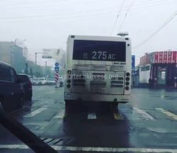 Видео – В Оше на Масалиева - Навои автобус повернул со второй полосы