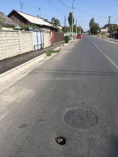 Бишкекчанин просит залатать дыру на Тойгомбаева-Черноморской (фото)