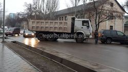 Фото — На Боконбаева заглох грузовик и встал поперек дороги