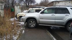 На Ахунбаева-Элебаева водители беспорядочно паркуются нарушая ПДД, - бишкекчанин (фото)