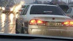 В Бишкеке на ул.Ахунбаева водитель «Хонды» вилял на дороге и выехал на встречку (видео)