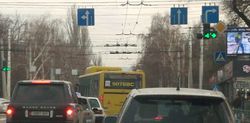 На Байтик Баатыра-Ахунбаева водитель автобуса №42 повернул на запрещающий знак (видео)