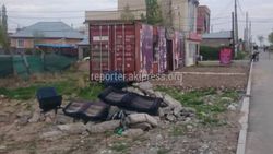 В жилмассиве Кок-Жар после ремонта тротуара не вывезли мусор и появились павильоны (фото)