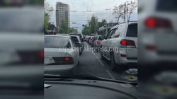 На Байтик Баатыра - Горького образовалась пробка из-за неработающего светофора (видео)