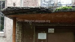 В Бишкеке на улице Гоголя дом №179 рушится козырек подъезда (фото)