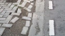 На ул. Уметалиева после ремонта дороги не восстановили общественную парковку (фото)