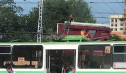 Видео — На Байтик Баатыра–Медерова у троллейбуса надломилась штанга и загорелась