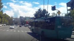 В 7 мкр на ул.Юнусалиева троллейбус №17 проехал перекресток на красный свет светофора (видео)