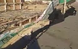 <b>На Киевской–Кулиева возле строящегося здания «Берекет» обвалился тротуар <i>(видео)</i></b>