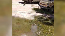 На заднем дворе ЦСМ №8 из канализационного люка разливается вода на дорогу (видео)