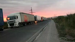 На Кыргызско-казахской границе большая очередь из грузовых авто (видео)