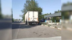В селе Ленинское на общественной остановке вторую неделю стоит грузовик с прицепом (фото)