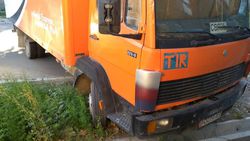 На Шопокова - Тугольбай Ата водитель грузовика припарковался заехав на газон (фото)