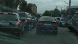 На Чуй - Шопокова водитель «БМВ» оставил машину на проезжей части и создал пробку (фото)
