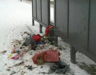 Автобусная остановка на Профсоюзной-Кустанайской превратилась в свалку (фото)