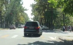 На Токтогула - Логвиненко водитель «Мерседеса» проехал на красный свет (фото)