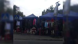 Жители 11 мкр жалуются на еженедельный палаточный вещевой рынок возле домов