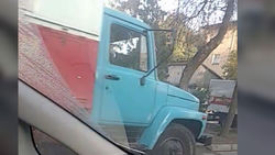 На ул.Панфилова автомобили «Бишкектеплосети» занимают полосу проезжей части дороги (видео)