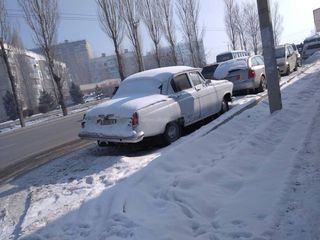 Припаркованные автомашины на проезжей части ул.Токомбаева затрудняют движение (фото)