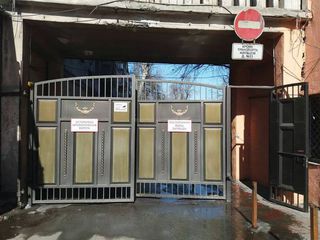 Законно ли установлены ворота при въезде во двор дома №23 по ул.Бейшеналиевой? - читатель (фото)