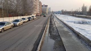 Житель Бишкека просит осветить ул.Малдыбаева, а также решить проблему паркующихся машин на тротуарах (фото, видео)