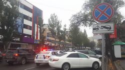 По ул.Исанова машины игнорируют знак «Работает эвакуатор»