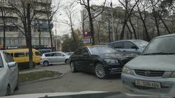 На Манаса-Токтогула «БМВ» закрыл проезд на парковку, очевидец