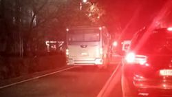 На Московской-Турусбекова автобус выехал на встречную полосу, за ним последовали еще три автомобиля <i>(видео, фото)</i>