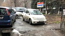В Бишкеке «Тойоту» припарковали на тротуаре. По Carcheck она находится в аресте и имеет штрафы на 10 тыс. сомов <i>(фото)</i>