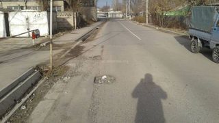 На улице Загорской образовались трещины и ямы (фото)