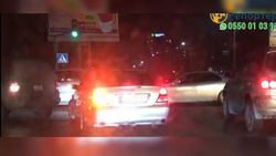 В Бишкеке водители двух машин повернули налево с улицы Ибраимова на проспект Чуй <i>(видео)</i>