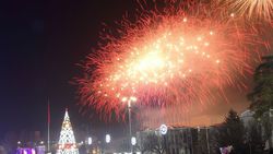Шикарные снимки новогоднего салюта на площади Ала-Тоо. Смотрим как это было