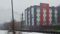 Из трубы здания университета идет черный дым. Видео