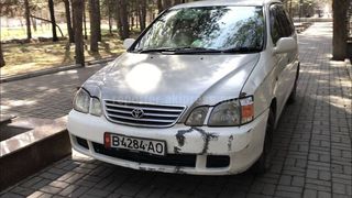 Бишкекчанин просит запретить ездить машинам в парковой зоне (видео)