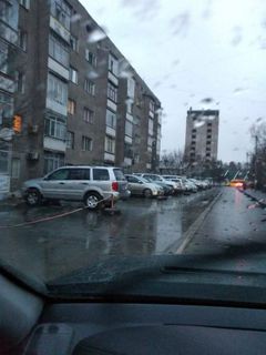 Законно ли действует парковка на проезжей части ул.Миррахимова? - житель (фото)