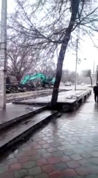На ул.Табалдиева из-за ремонта въезд запрещен, но водители игнорируют выставленные блоки и продолжают ездить по ней, - житель столицы (видео)