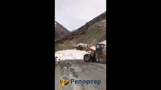 На перевале Төө-Ашуу очистили дорогу от лавины (видео)
