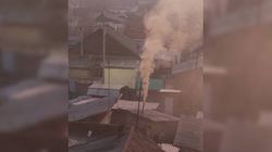 Житель мкр Восток-5 жалуется на дым и неприятный запах со стороны частного дома. <b>Видео, фото</b>