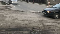 Ямы на дороге на Интергельпо-Жамгырчинова создают аварийные ситуации, - бишкекчанин