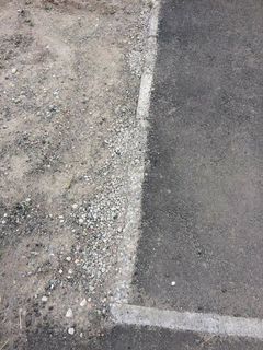 В Бишкеке бордюры тротуара на Орозбекова-Куренкеева начали сыпаться (фото)