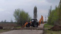 Жители села Кенеш перекрыли дорогу, ведущую на объездную. Фото