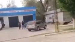 На улице Некрасова во время режима ЧП работает автомойка, - очевидец. Видео