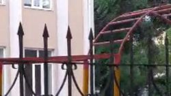 Горожанин жалуется на острые пики на заборе вокруг школы №28. Видео